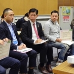 地域医療市民会議で参加者の意見に耳を傾ける田村克也市長（中央）＝さんだ市民センター