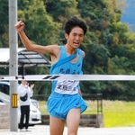 高らかに拳を掲げてゴールする男子・北摂三田の宝井崚介選手＝丹波篠山市寺内（撮影・秋山亮太）