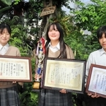 県大会や近畿大会の賞状やトロフィーを手にする（左から）森莉子さん、鷹尾わかなさん、田原暖士さん＝三田市天神２