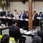 斎藤元彦県知事（左端）と意見交換する阪神北県民局管内の市長ら＝伊丹市中央３