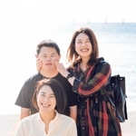 岸田ひろ実さん（手前）と奈美さん（後列右）、長男の良太さん（提供）