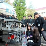 給水車で水を調達する学生ら＝関西学院大学神戸三田キャンパス