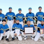 初優勝したサイレンスゾーンのメンバー＝親和学園駒ケ谷野球場