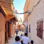 迷路のように入り組んだマラケシュ旧市街の路地