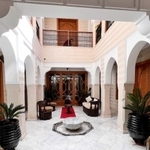 ホテル中央の吹き抜け