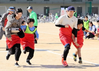 でかパン親子リレーで盛り上がる参加者＝三田市けやき台２
