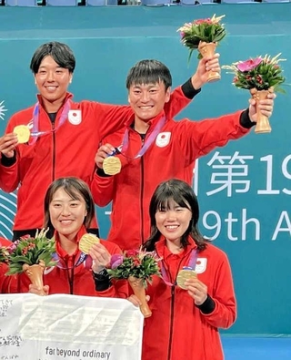 杭州アジア大会で優勝し、金メダルを手にする広岡宙選手（後列右）＝提供