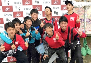 仲間に囲まれる上宮高校時代の広岡選手（左から４人目）＝提供