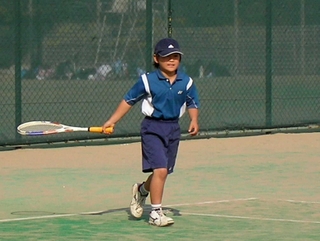 ラケットを握る三田小学校時代の広岡選手＝提供