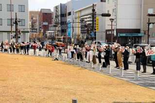 市長の病院統合の発言に抗議する市民有志ら＝三田市三輪２、三田市役所