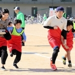 でかパン親子リレーで盛り上がる参加者＝三田市けやき台２