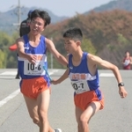 男子・三田祥雲館の６区小林大河選手（左）からたすきを受け取る７区河南知希選手＝丹波篠山市内（撮影・風斗雅博）