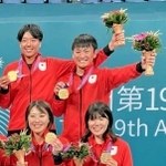 杭州アジア大会で優勝し、金メダルを手にする広岡宙選手（後列右）＝提供