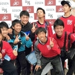 仲間に囲まれる上宮高校時代の広岡選手（左から４人目）＝提供