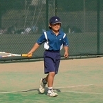 ラケットを握る三田小学校時代の広岡選手＝提供