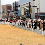 市長の病院統合の発言に抗議する市民有志ら＝三田市三輪２、三田市役所