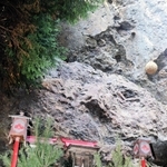 巨岩のふもとのほこらに設置された門松＝三田市母子、天狗岩稲荷神社