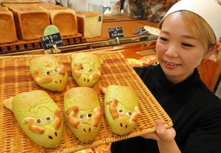 竜をイメージしたクリームパン＝三田市三輪１