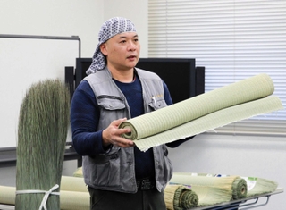 畳表を手に講演する岩本和敬さん＝三田市駅前町