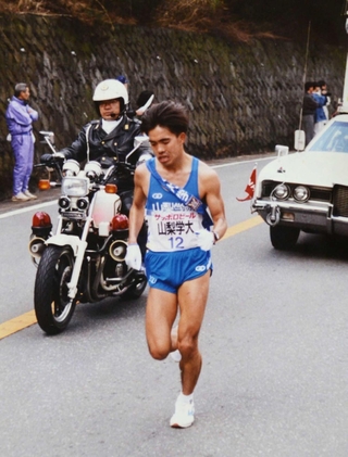 箱根を走る山梨学院大学時代の下山一彦さん（提供）