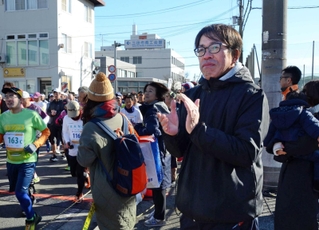 「三田国際マスターズマラソン」でランナーに声援を送る下山一彦さん＝三田市天神１