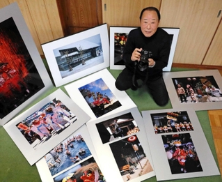 全国で撮りためた祭り写真のパネルに囲まれる＝三田市藍本