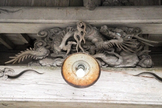 中井一族の８代目・中井権次正胤が手がけたとされる龍の彫刻（中央手前は電球のかさ）＝三田市桑原、桑原感神社