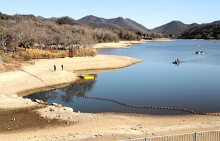 渇水で水位が下がった青野ダム＝三田市末