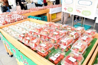昨年の「さんだいちごマルシェ」の様子＝三田市川除（提供）