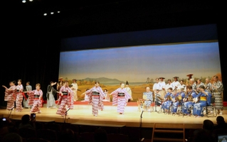 イベントの最後を飾った「御殿踊り」＝三田市総合文化センター・郷の音ホール