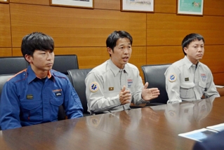 被災地から帰任した（左から）永井秀典消防士長、福井宗睦消防司令補、入江翔平消防士長＝三田市役所