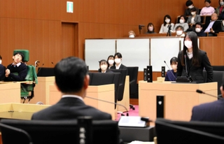 三田市長らに質問や提案をする高校生議員＝三田市議会議場