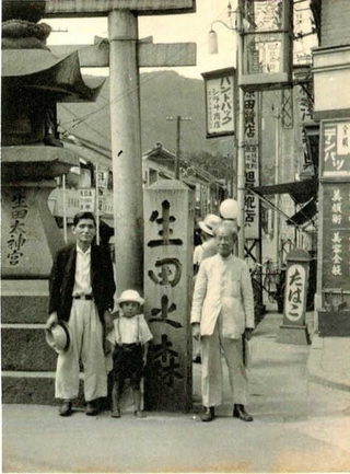 １９４１年、生田神社前で写真に収まる牧野富太郎（右）と安井喜太郎（左）＝安井家提供