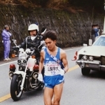 箱根を走る山梨学院大学時代の下山一彦さん（提供）