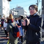 「三田国際マスターズマラソン」でランナーに声援を送る下山一彦さん＝三田市天神１