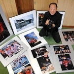 全国で撮りためた祭り写真のパネルに囲まれる＝三田市藍本