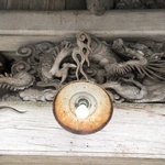 中井一族の８代目・中井権次正胤が手がけたとされる龍の彫刻（中央手前は電球のかさ）＝三田市桑原、桑原感神社