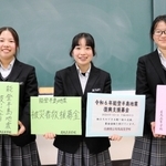 募金活動を行った高松里菜さん（左）ら有馬高校の防災ジュニアリーダーの生徒＝三田市天神２