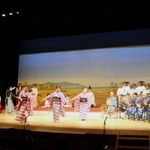 イベントの最後を飾った「御殿踊り」＝三田市総合文化センター・郷の音ホール