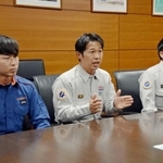 被災地から帰任した（左から）永井秀典消防士長、福井宗睦消防司令補、入江翔平消防士長＝三田市役所