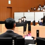 三田市長らに質問や提案をする高校生議員＝三田市議会議場