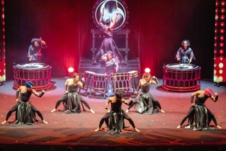 ３０周年記念となる「THE TAO 無幻響」の舞台（タオ・エンターテイメント提供）