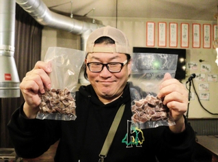 ペットフードを手にする桒畑亮さん＝三田市西山２