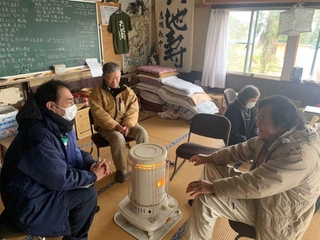避難者の話に耳を傾ける長谷川四郎さん（左）＝提供