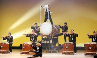 勇壮に演奏する三田太鼓のメンバー（提供）