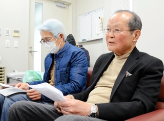 会見する「『田村市長にＮＯ』の会」の室谷啓一代表（右）ら＝兵庫県三田市役所