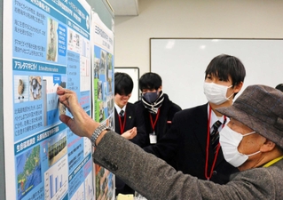 研究成果を発表し、来館者と交流する生徒＝三田市弥生が丘６