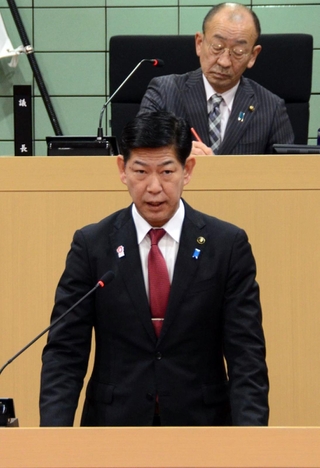当初予算案の提案理由などを説明する田村克也市長＝三田市議会議場