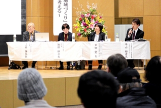フォーラムで活動への思いなどを話す「まごの手本庄」や支援団体の関係者ら＝三田市川除