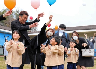 感謝の思いを込めて風船を飛ばす園児ら＝三田市西相野、藍幼稚園